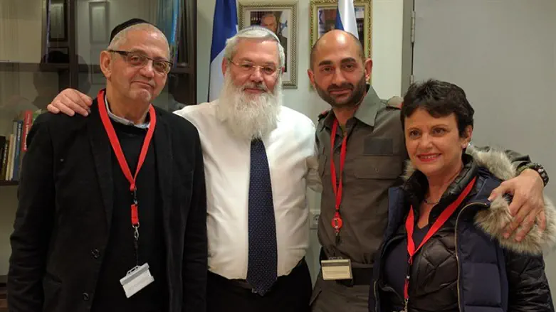 סגן השר עם יוני והוריו