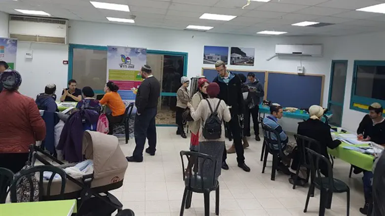 קהל ממוקד. יריד הנדלן של חברת החיים יפים