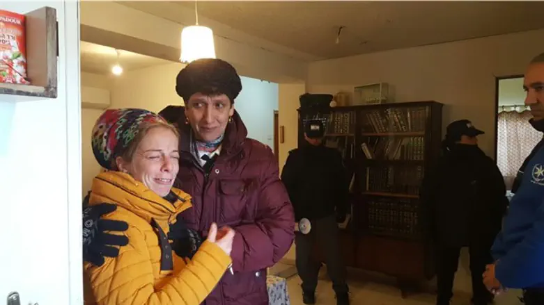 Shuli Mualem cries in front of the police officers