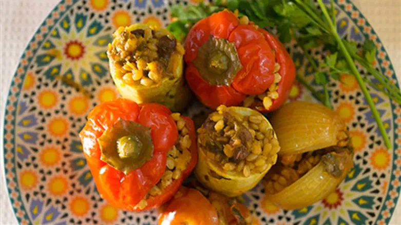 ירקות ממולאים בחיטה וצימוקים