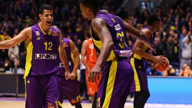 שחקני חולון חוגגים הערב מול האלופה