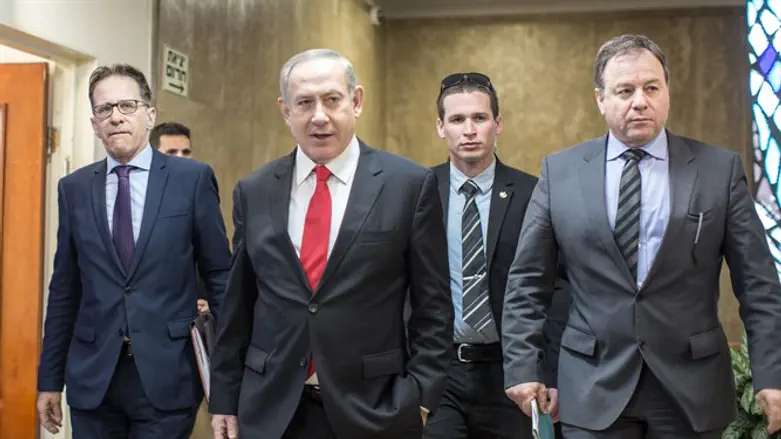 נתניהו בכניסה לישיבת הממשלה, היום