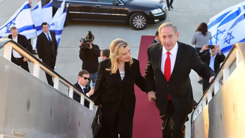 נתניהו ורעייתו בעלייתם למטוס