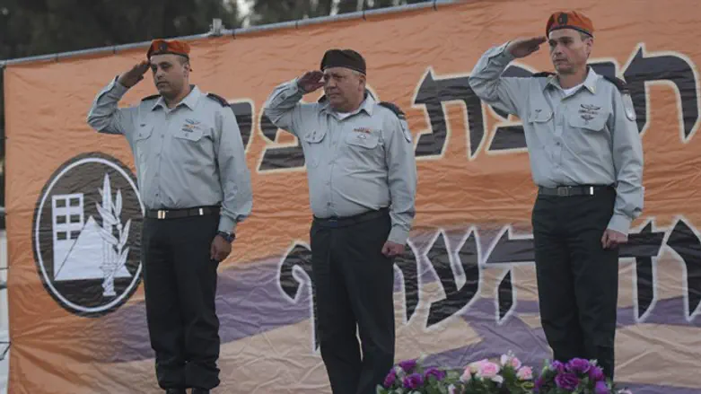 מימין: סטריק, איזנקוט וידעי