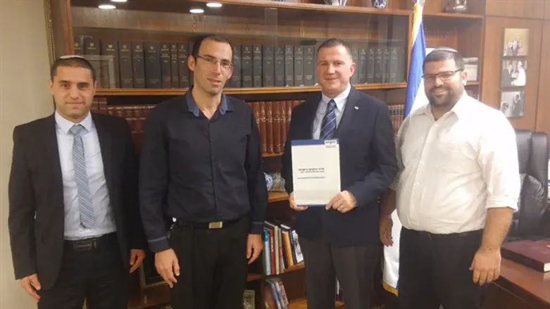 מחברי המחקר מגישים אותו ליו"ר הכנסת