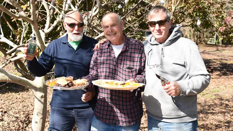 "התאנה היא פרי שורשי, שלא עבר פיתוחים". מימין לשמאל: עודד, יורם ואיז'ו