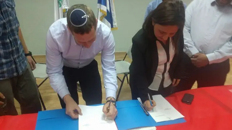 השרה גמליאל בחתימת ההסכם