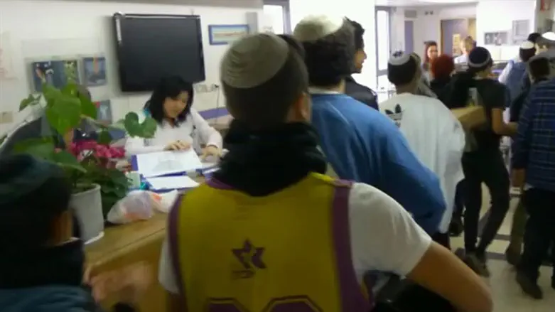 תלמידי הישיבה בבית החולים
