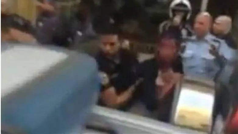 המחבל מובל לניידת