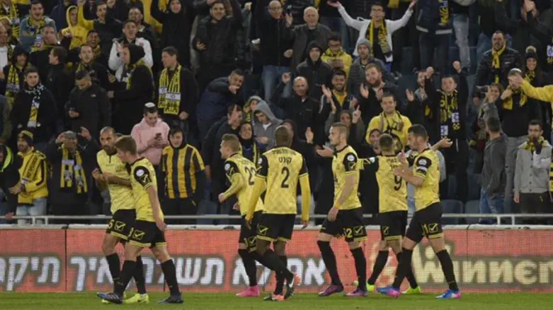 שחקני בית"ר חוגגים