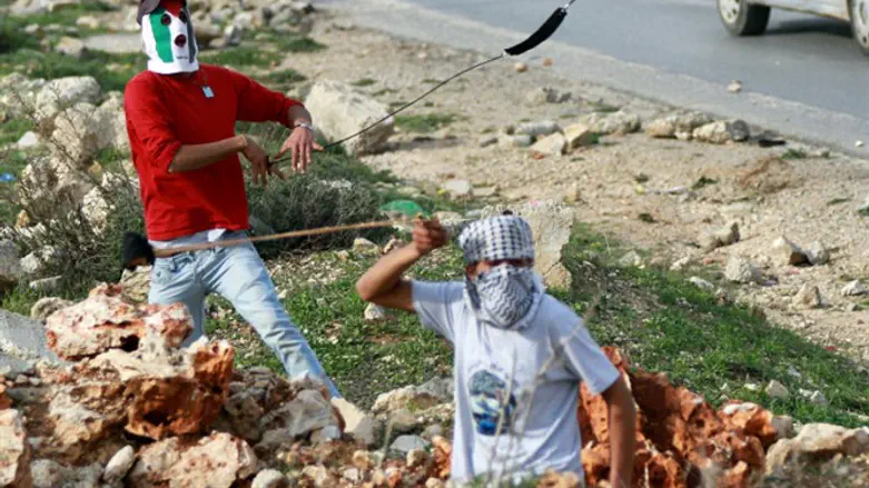 Rock-throwing Arab teens (file)