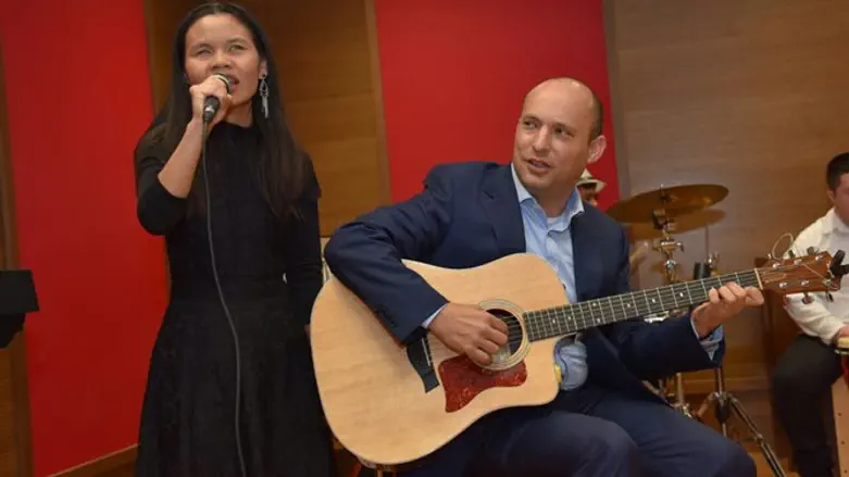 בנט מנגן עם חניכי שלווה