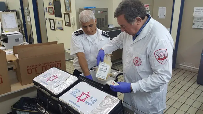 מכינים את מנות הדם שיוטסו לפרו