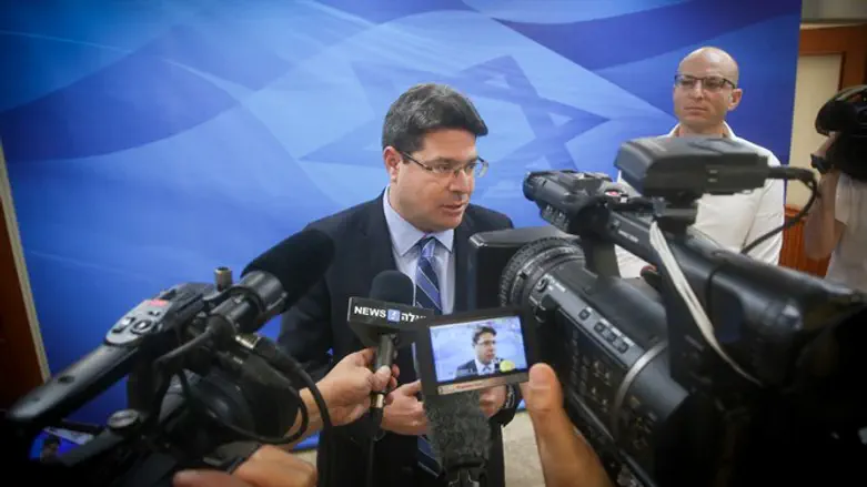 אופיר אקוניס