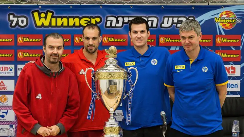 מאמני וקפטני הקבוצות. מי יניפו את הגביע?