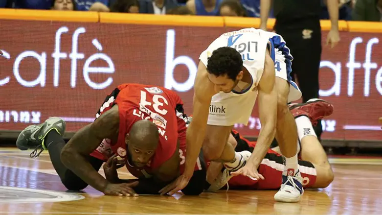 נאבקים על הכדור הערב