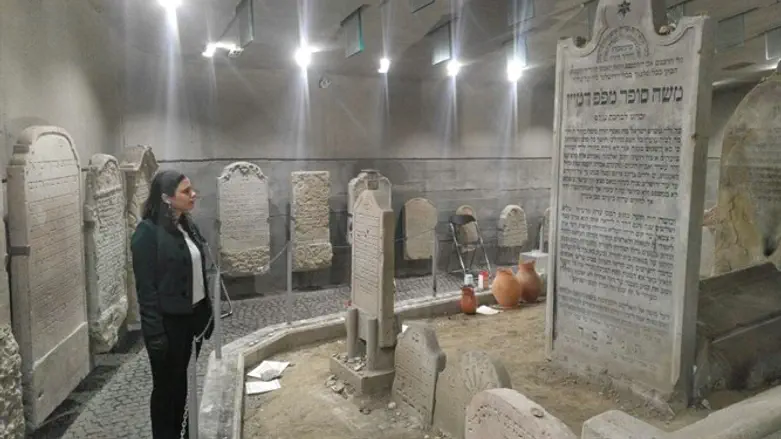 השרה שקד בציון קבר החת"ם סופר