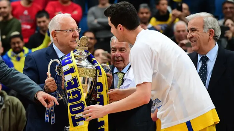 ריבלין מעניק את הגביע