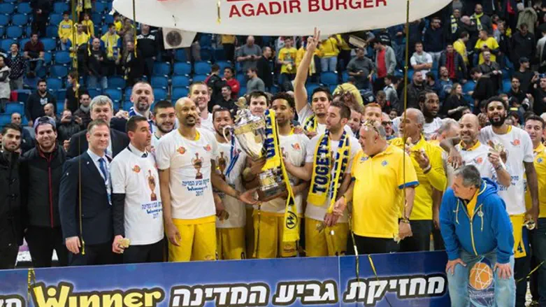 מכבי תל אביב עם גביע המדינה