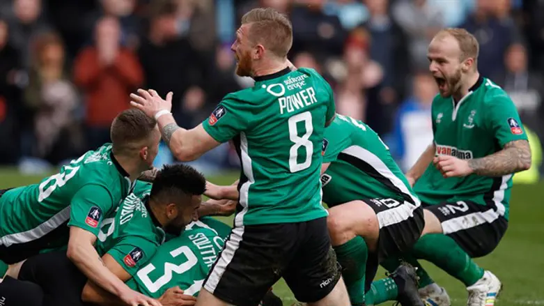 שחקני לינקולן החובבנים חוגגים היסטוריה