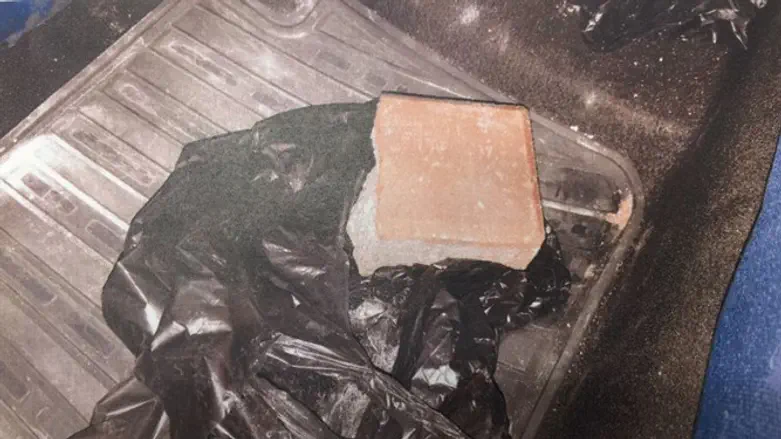 לבנה שנתפסה ברכב