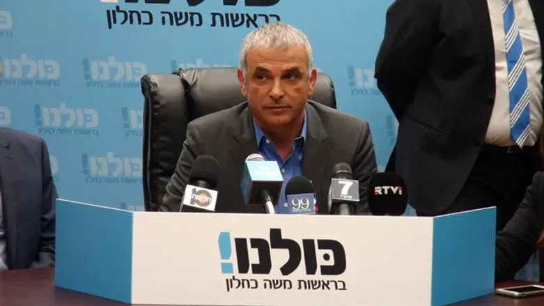 חתם. השר כחלון