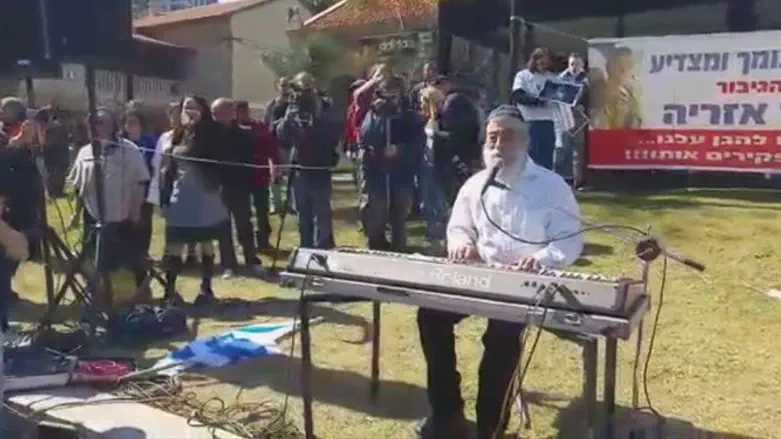 Ariel Zilber and Azariya supporters demonstrate