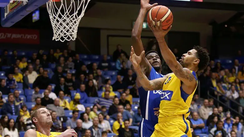 ג'ף אדריאן מהרצליה עוצר את לנדסברג בדרך לסל, הערב