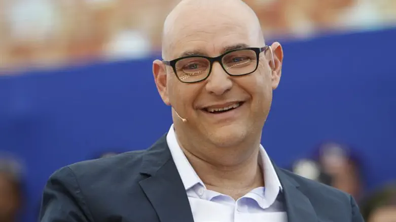 כוכב הסדרה צביקה הדר