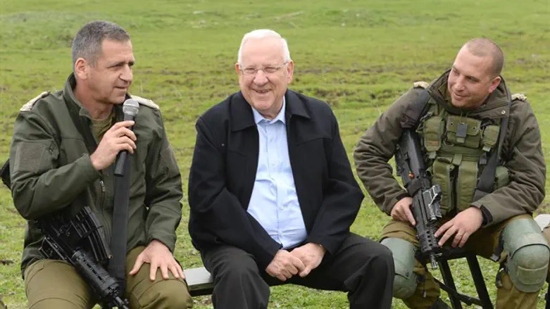 נשיא המדינה עם קציני גולני