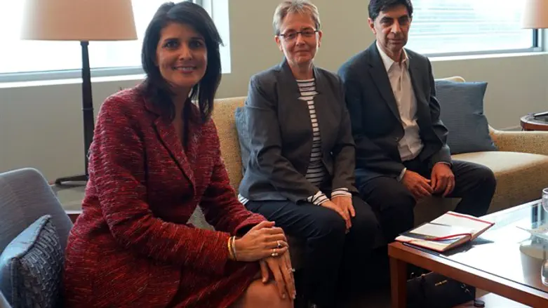 משפחת גולדין עם השגרירה