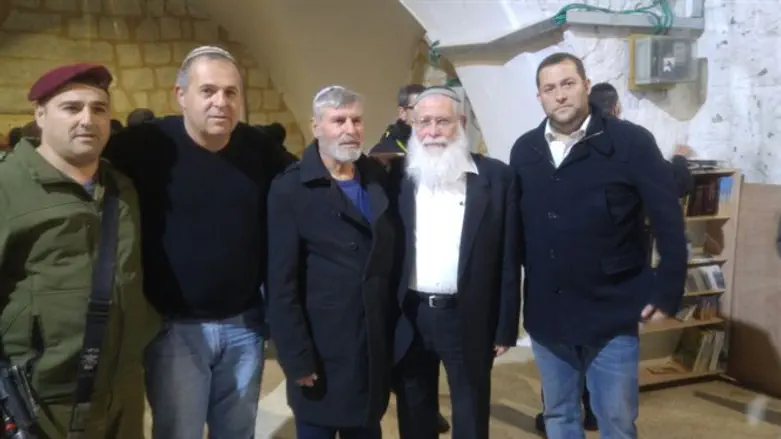 האב השכול בקבר יוסף. הלילה