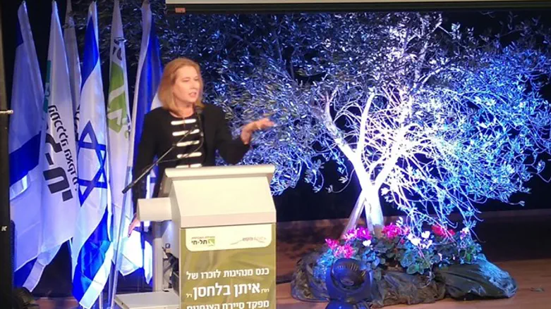 לבני בכנס מנהיגות בתל חי