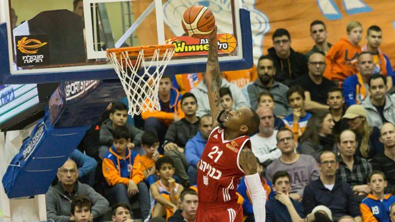 קינזי מטביע את האלופה הערב