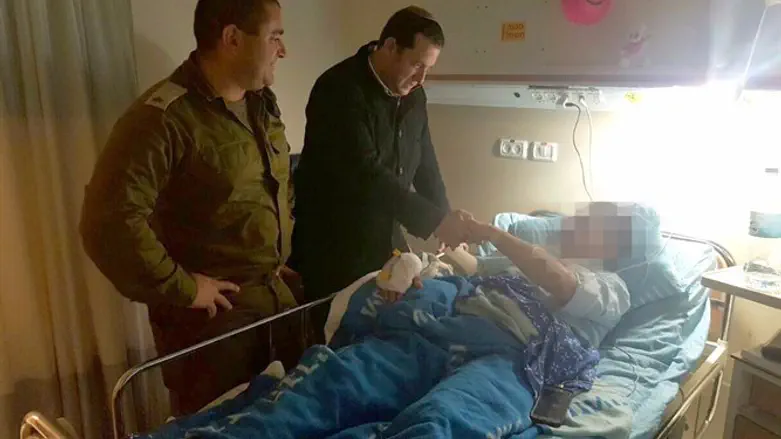 דגן וקצין ההגמ"ר בבית החולים