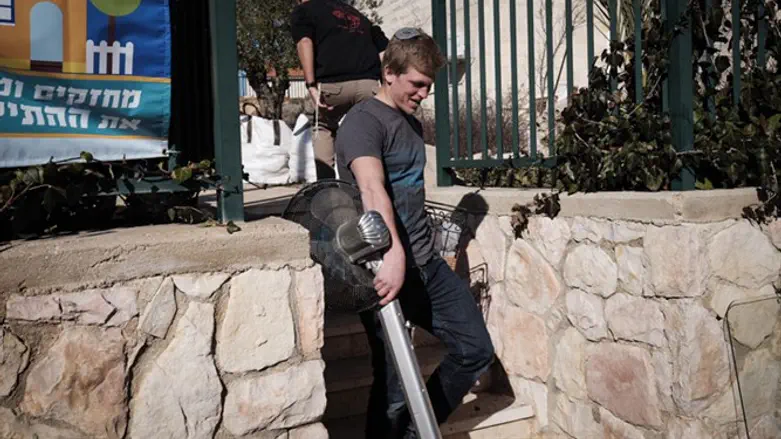 Residents remove belongings from home in Ofra