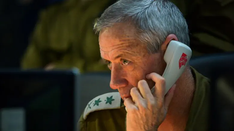 בני גנץ בפיקוח על המבצע לתפיסת קלוס C