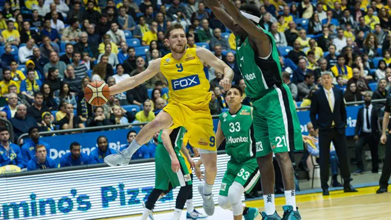 גל מקל, המצטיין במשחק, מרחף מול שחקני חיפה