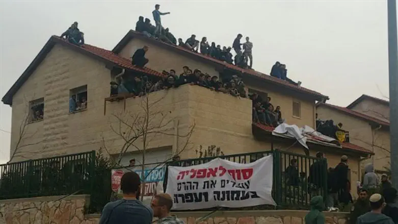 על הגג בעפרה