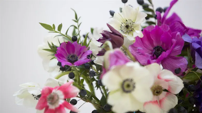 מי שולח את זר הפרחים?