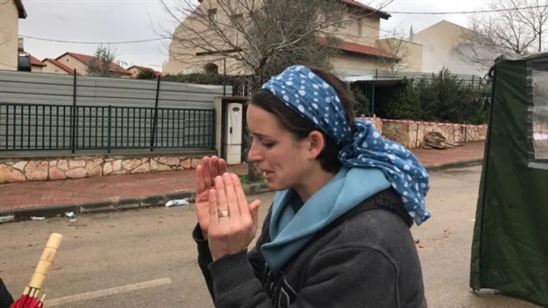 אסתר ברוט צופה בביתה הנהרס
