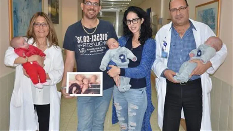 בני הזוג שירן ורני חנן, ביחד עם ד"ר רון שגיב וד"ר ג'וליה ברדה, אוחזים בשלושת הילדים