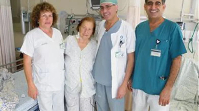 מרים עם צוות בית החולים והרופא המנתח
