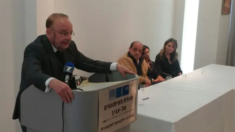 Yoram Sgiftel with parents of Elor Azariya