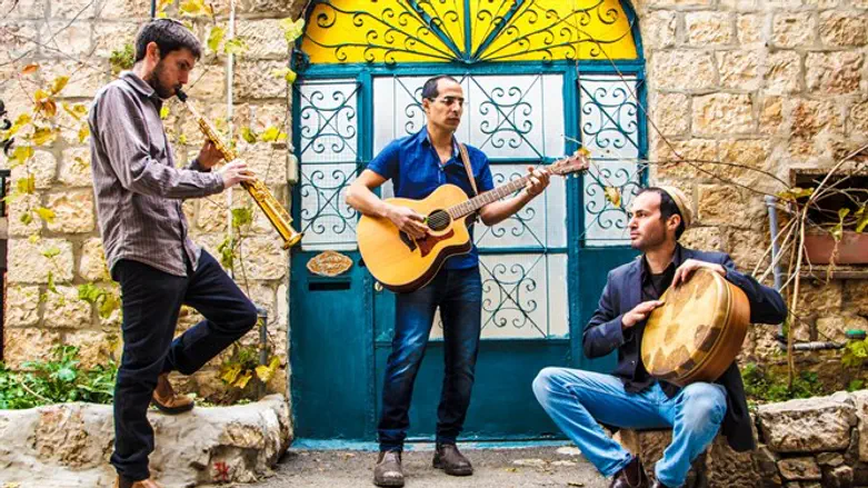 אש יוקדת על הבמה. אנסמבל שיר אדמה