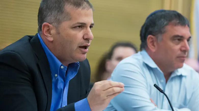 יעצור את הגל? ח"כ יואב קיש (משמאל)