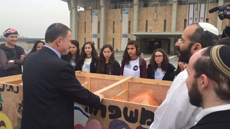 יו"ר הכנסת מברך את הבנות