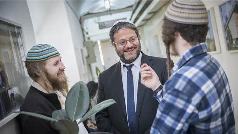 "הפרקליטות נוקטת באכיפה בררנית". עו"ד בן גביר עם שניים מהנאשמים.