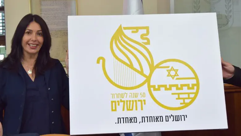 רגב מציגה את הלוגו