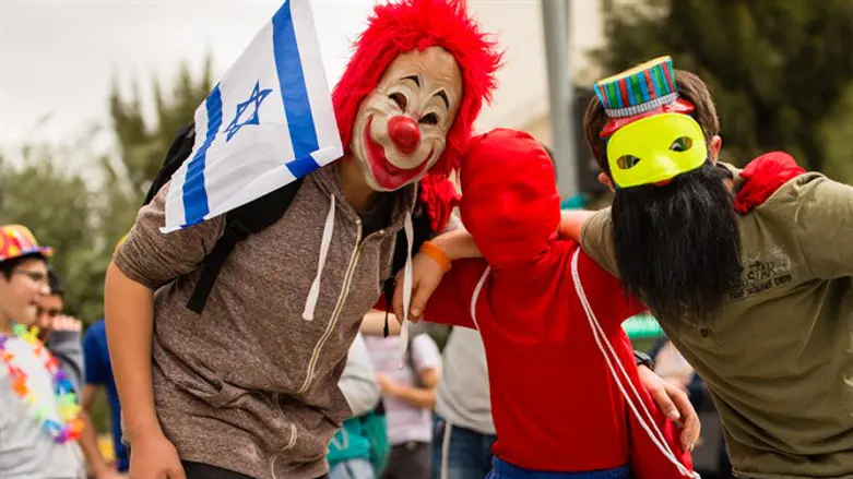 Народ Израиля празднует Пурим